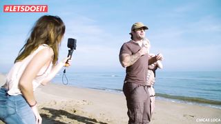 Туристка сняла на видео еблю белобрысой шлюхи в бодистокинге с рыбаком на пляже