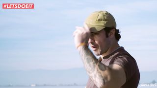 Туристка сняла на видео еблю белобрысой шлюхи в бодистокинге с рыбаком на пляже