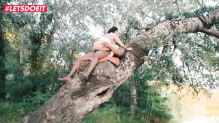 Молодуха давится толстым хуем нигера и ебется с ним на дереве