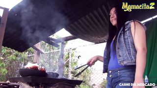 Пикапер трахает колумбийскую продавщицу колбасы перед камерой
