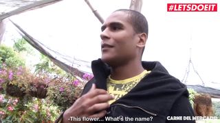 Продавщица цветов пробует себя в порно, трахаясь с хуястым латиносом на камеру