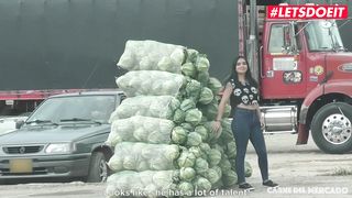 Дочь фермера не продала капусту, зато трахнулась с двумя колумбийскими пикаперами
