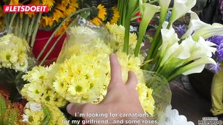 Продавщицу цветов накололи ртом и пиздой на хуй перед камерой