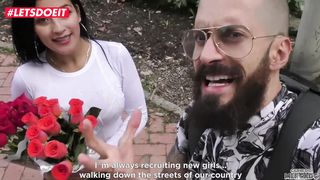 Бородатый хипстер раскрутил продавщицу цветов на еблю перед камерой