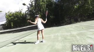 Урок тенниса для латинки закончился минетом на корте и еблей с тренером