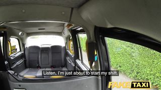 Зрелый таксист засаживает хер в тугой анус пассажирки в чулках