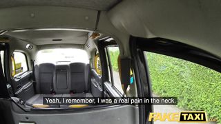 Зрелый таксист засаживает хер в тугой анус пассажирки в чулках