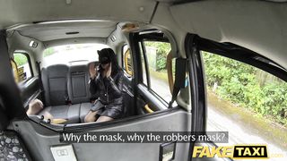 Водитель такси трахает пассажирку в маске кошки, вставив палец ей в анус
