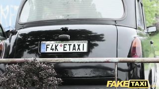 Таксист довел ружуху до оргазма фингерингом в конце ебли в машине