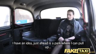 Таксист расслабляет чешскую даму в чулках, трахая её на заднем сиденье