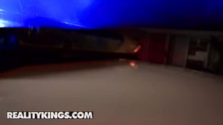 Полицейская из Майами ебется с подозреваемым, чтобы выбить показания