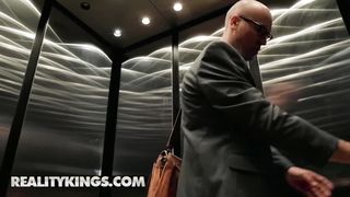 Босс оттрахал секретаршу на полу в застрявшем лифте