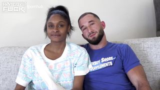 Волосатый спортсмен пялит в презике негритянку, прогнув её раком на табуретке