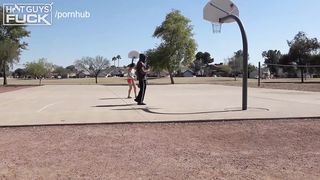 Черный баскетболист усадил белую куколку на большой хуй в презервативе
