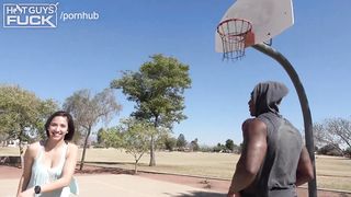 Черный баскетболист усадил белую куколку на большой хуй в презервативе