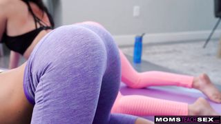 Пацан оттрахал свою девушку и её спортивную маму на коврике для йоги