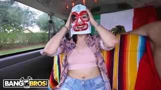 Рестлер в маске и красном плаще дрючит Натали Брукс в микроавтобусе