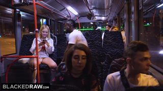 Студентка получила куни в автобусе и двойное проникновение нигерских членов в отеле