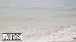Плоская азиатка ебется с другом на пляже и принимает сперму в рот