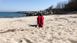 Молодая красотка сняла красное платье и села на большой хуй друга на пляже