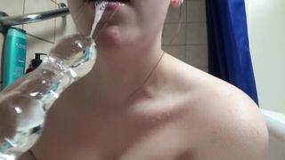 Жопастая деваха мастурбирует пизду в ванной и говорит шепотом