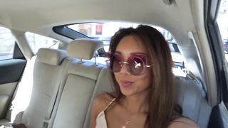 Азиатка мастурбирует бритую киску на заднем сиденье в такси
