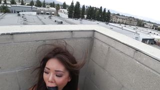 Молодая японка имитирует минет на большом черном самотыке на крыше