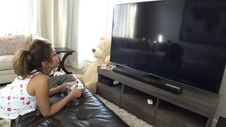 Японская геймерша ебется с силиконовым торсом, облизав ненастоящий хуй