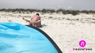 Вуайерист подсматривает за сексом парочки на нудистском пляже