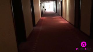 Парочка чуть не спалилась во время ебли в коридоре гостиницы