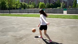 Петербурженка в солнцезащитных очках проиграла незнакомцу горловой минет в баскетбол