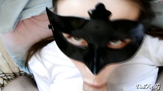Сел на грудь русской модели в черной маске и дал ей пососать хрен