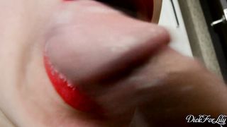 18-летка с накрашенными губами нежно сосёт головку члена