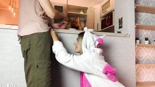 Русские брат и сестра в пижаме ебутся за спиной мамы
