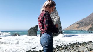 Россиянка Ева Элфи отсасывает член и ебется с другом в позе раком на пляже в Калифорнии