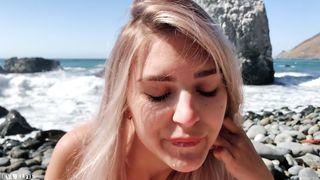 Россиянка Ева Элфи отсасывает член и ебется с другом в позе раком на пляже в Калифорнии