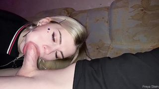 18-летняя блондинка пососала хрен ухажера на первом свидании