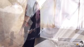 Русская тинка в белой футболке оттрахана в офицерской позе под зеркалом на потолке