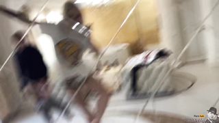 Русская тинка в белой футболке оттрахана в офицерской позе под зеркалом на потолке