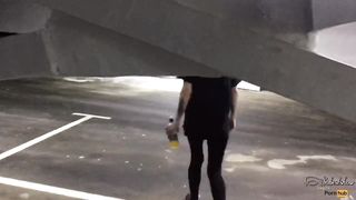 Гламурная тинка глубоко сосёт хуй мажора на паркинге в «Москва-Сити»