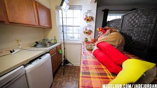Чернокожая толстуха в костюме цыпленка оттрахана в позе раком на кухонном столе