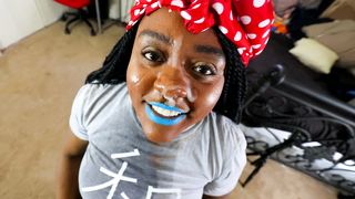 Негритянка с голубой помадой на губах глубоко сосёт огромный нигерский хуй