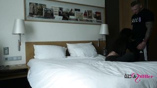 Жопастая супруга скачет на члене мужа после орала в позе 69 в отеле