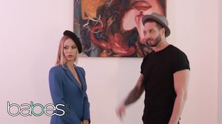Николь Энистон коллекционирует картины и большие хуи для секса