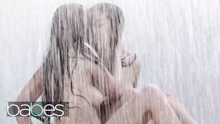 Две мокрые лесбиянки обмениваются кунилингусом в позе 69 под дождем