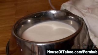 Анальный сквирт молоком после клизмы для извращенки в латексной маске