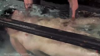 Садист устроил подводные секс пытки для связанной Juliette March в аквариуме