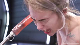 Anna Tyler кричит и плачет во время мастурбации вибратором и секс машиной