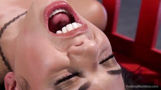 Gina Valentina впервые трахает писю секс машиной на съемках порно