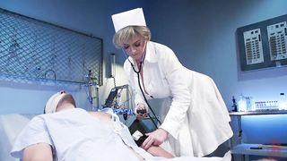 Пациент в смирительной рубашке лижет дырки медсестры и сосёт ноги в чулках
